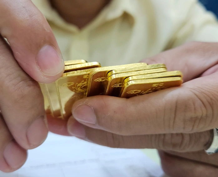 Sáng 23-2, giá vàng tăng 1,6 triệu đồng/lượng, giá bạc cũng tăng vọt